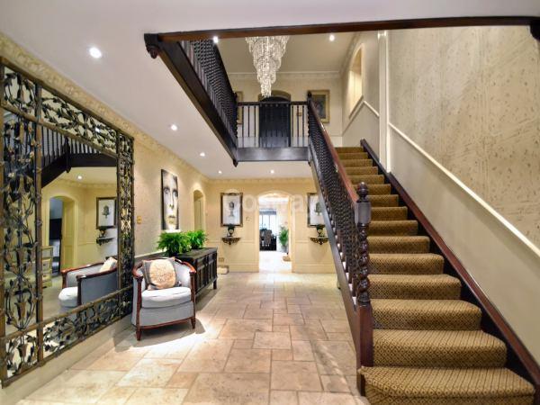 7 bed property in Wise Lane, Mill Hill